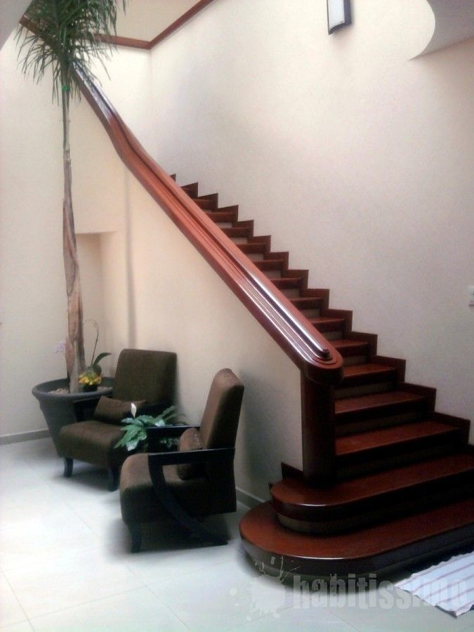 Escalera de Caoba