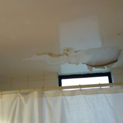 Pintar techo de un baño por humedades