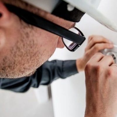 Revisar y mantener de manera adecuada una instalación eléc