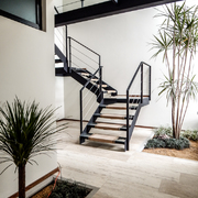 Escaleras con cristal templado y dobles alturas