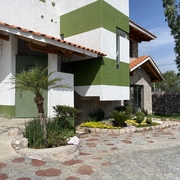 Concreto estampado y jardineras en casa de campo