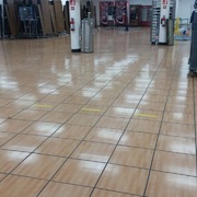 Limpieza de piso de comedor.