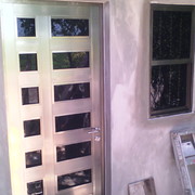 puerta residencial y ventana de guillotina