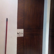 Puerta minimalista en parota