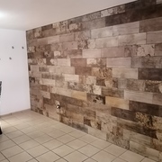 Pared decorativa con piso cerámico