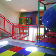 Vista de la discoteque y acceso a área de juegos