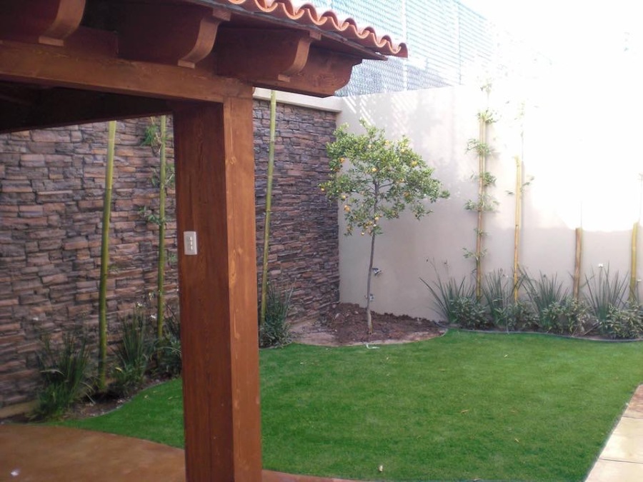 JARDÍN CON CÉSPED ARTIFICIAL