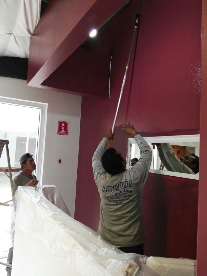 EN OBRA PINTANDO PARED Y FACHADA COLOR VINO