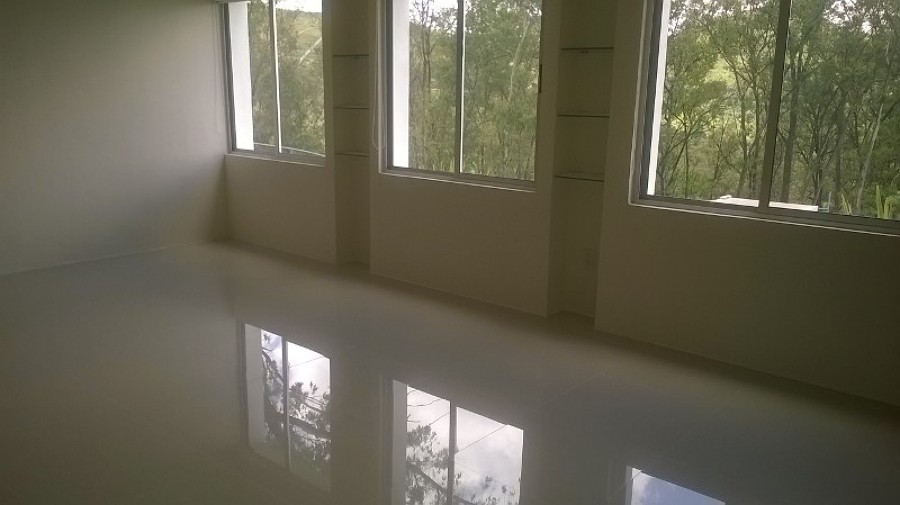 Piso porcelanato en departamento