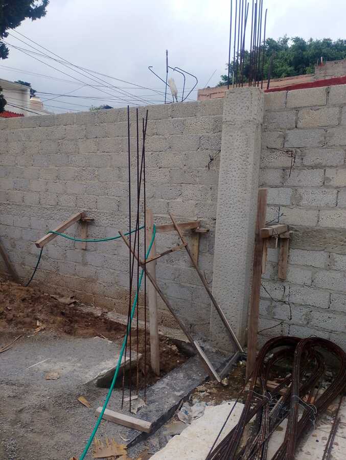 Colado de columna de carga de concreto armado