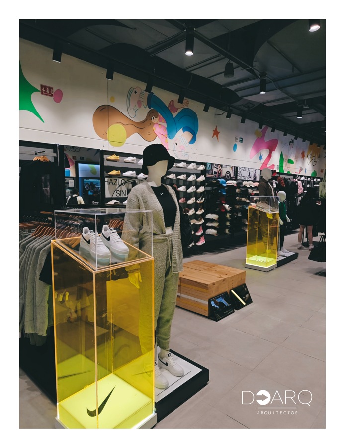 Interior de tienda deportiva con diseño contemporáneo