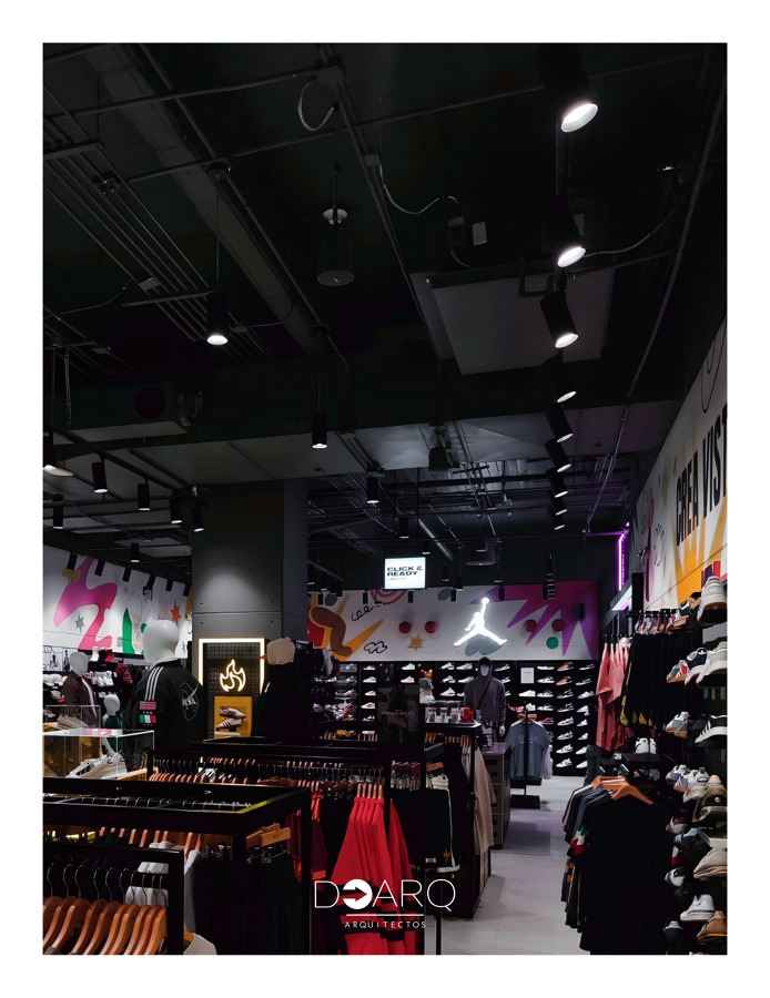 Tienda deportiva con estilo urbano contemporáneo
