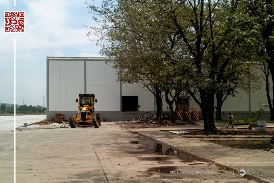 Fachada industrial con imagen limpia y funcionalidad