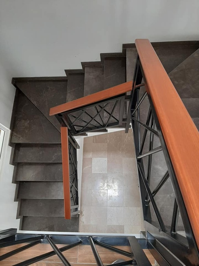 Escalera interior de diseño con carácter y precisión