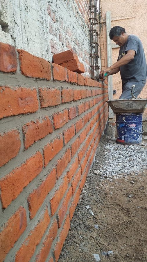 MURO SEMI-APARENTE DE ADOBON 