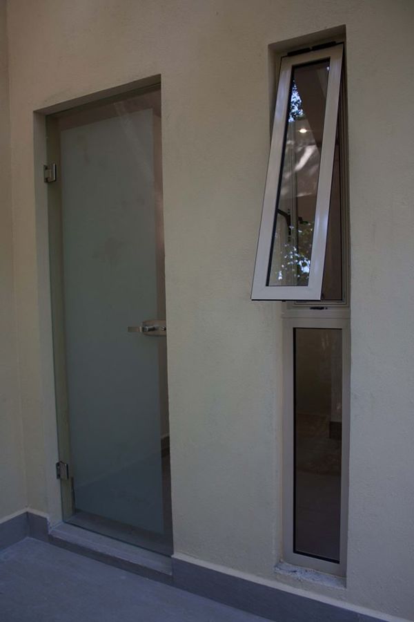 Puerta de cristal templado de 9 mm y ventana serie 35 americana color beige