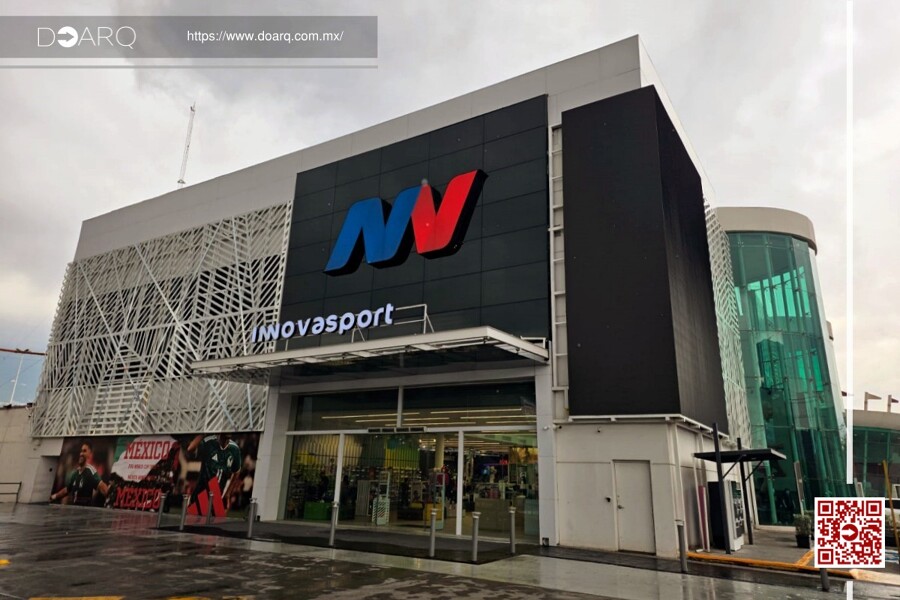 Fachada moderna con celosía y pantalla LED