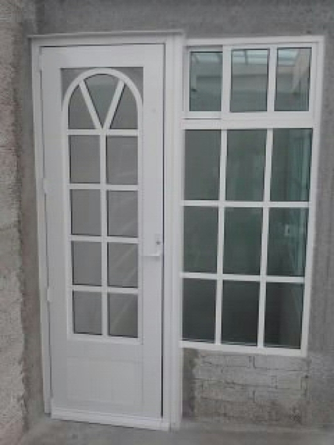 Puerta y ventana en la azotea.