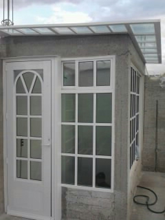 Puerta y ventana en la azotea.