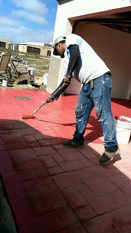 PINTADO DE PISO EN COLOR ROJO VIVO.