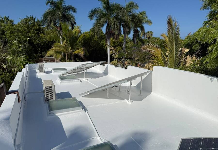 Azotea blanca con paneles solares