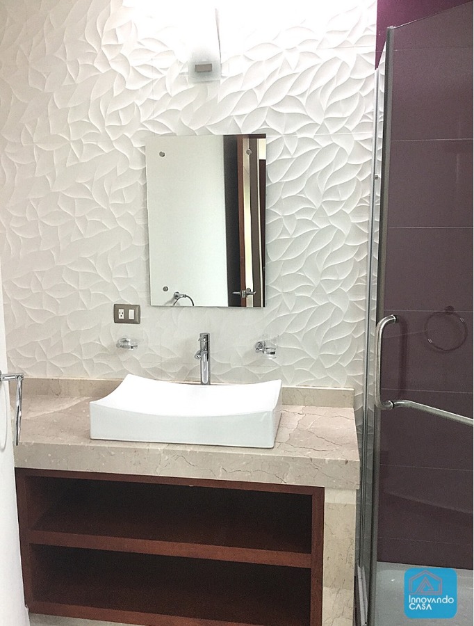 Baño moderno con acento texturizado