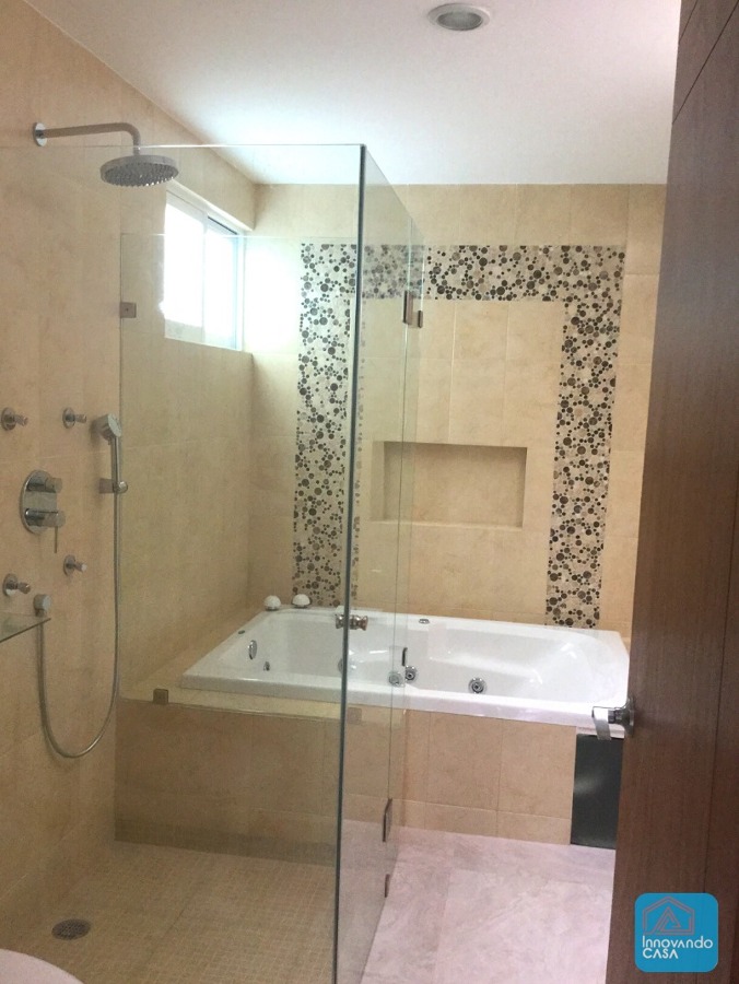 Baño contemporáneo con área de ducha y tina