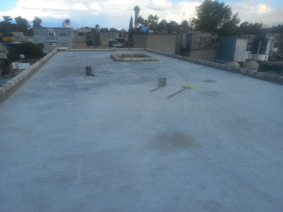 Loza maciza con pretil y chaflan