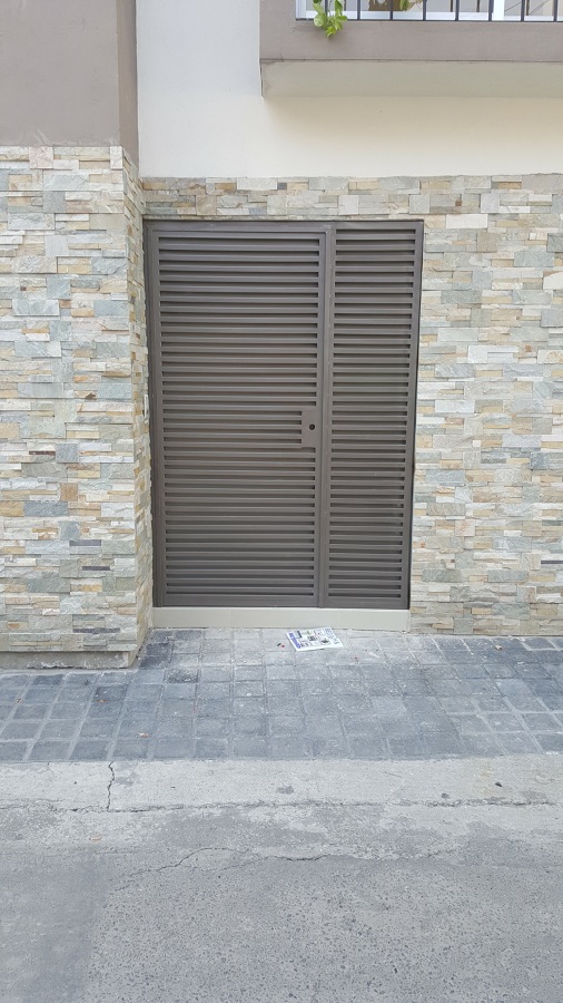 Fabricación y colocación de puertas de acceso peatonal en herrería