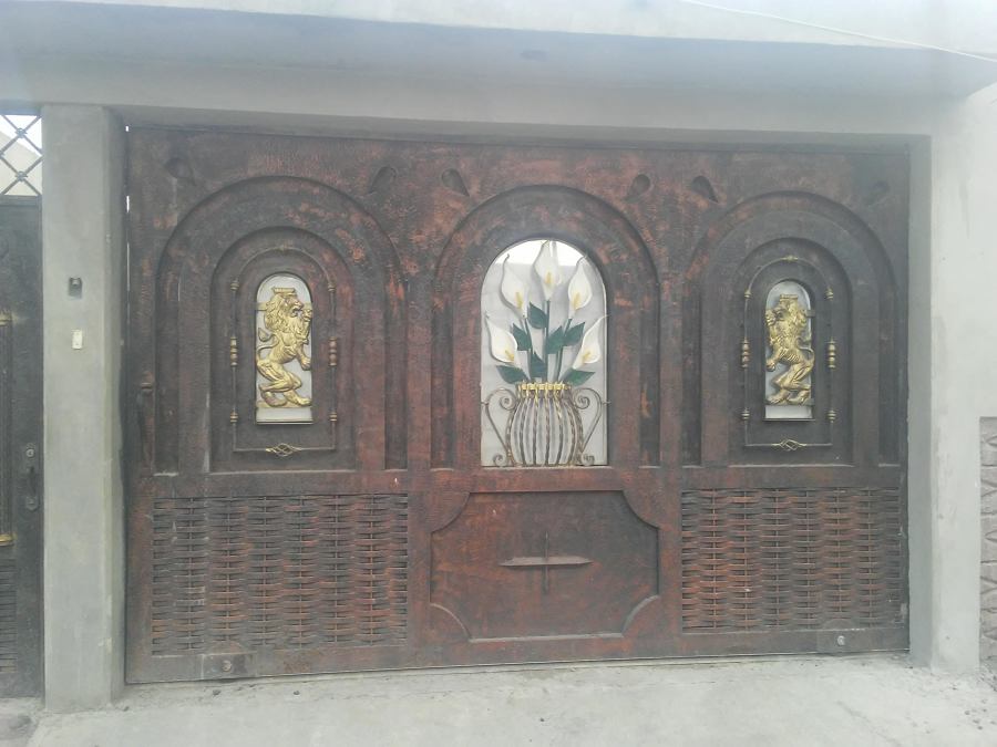 zaguan con alcatraces