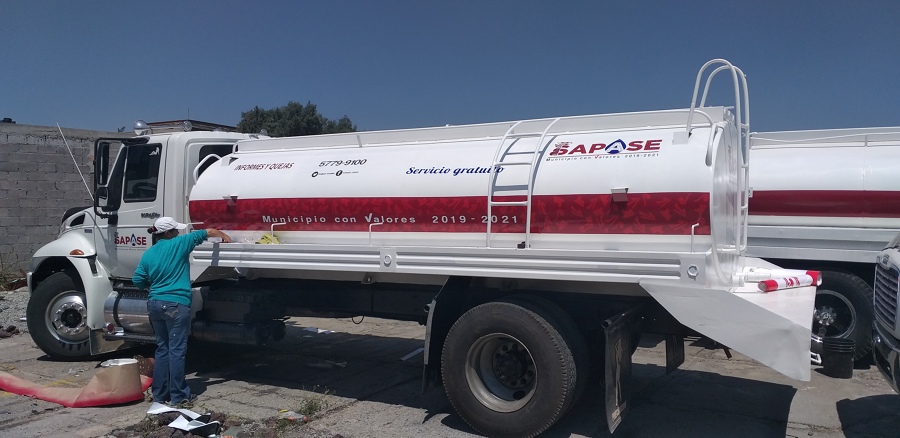 Reparación y rótulos en pipas de agua