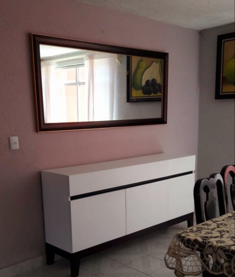 Mueble trinchador y espejo