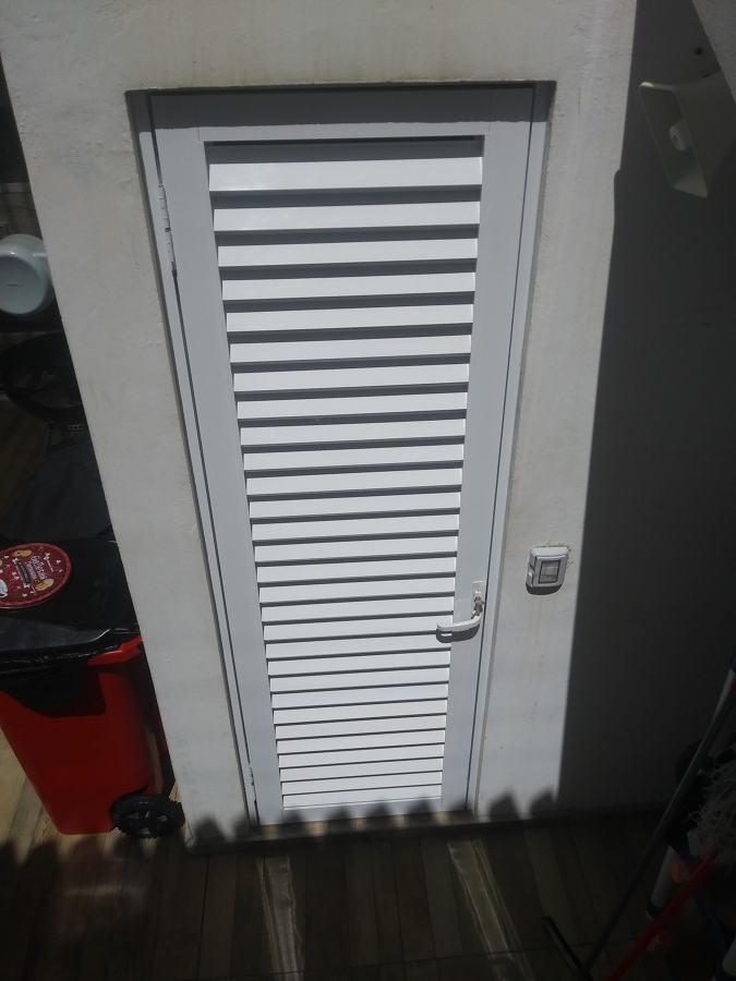 Puerta con celosía fija