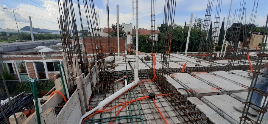 Instalación de manguera en losa