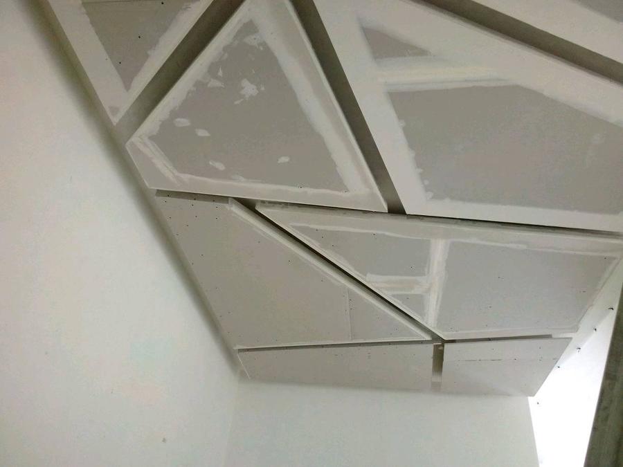 cajillos irregulares en plafon tablaroca luz indirecta