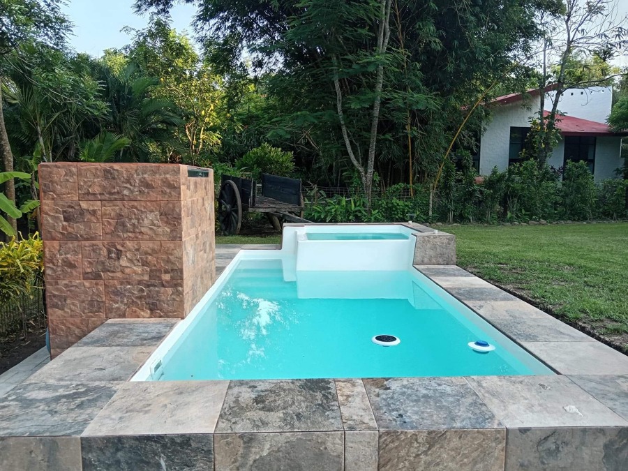 Piscina con cascada