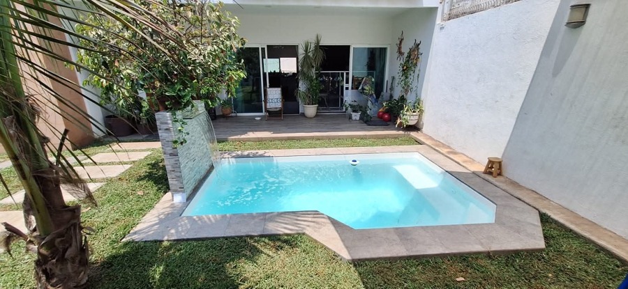 Piscina con cascada