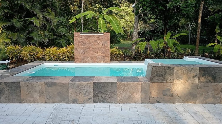 Piscina con cascada y jacuzzi