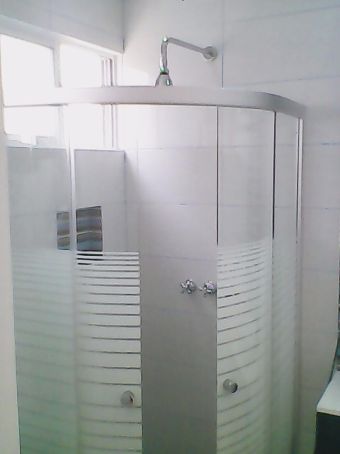 CANCEL PARA BAÑO CURVO CON DISEÑO DE ESMERIL