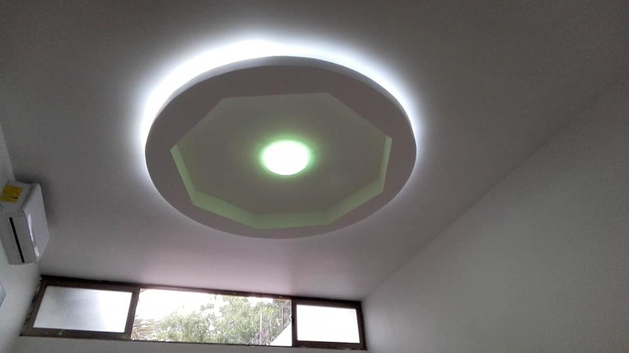 figura sobre diseño luz mixta