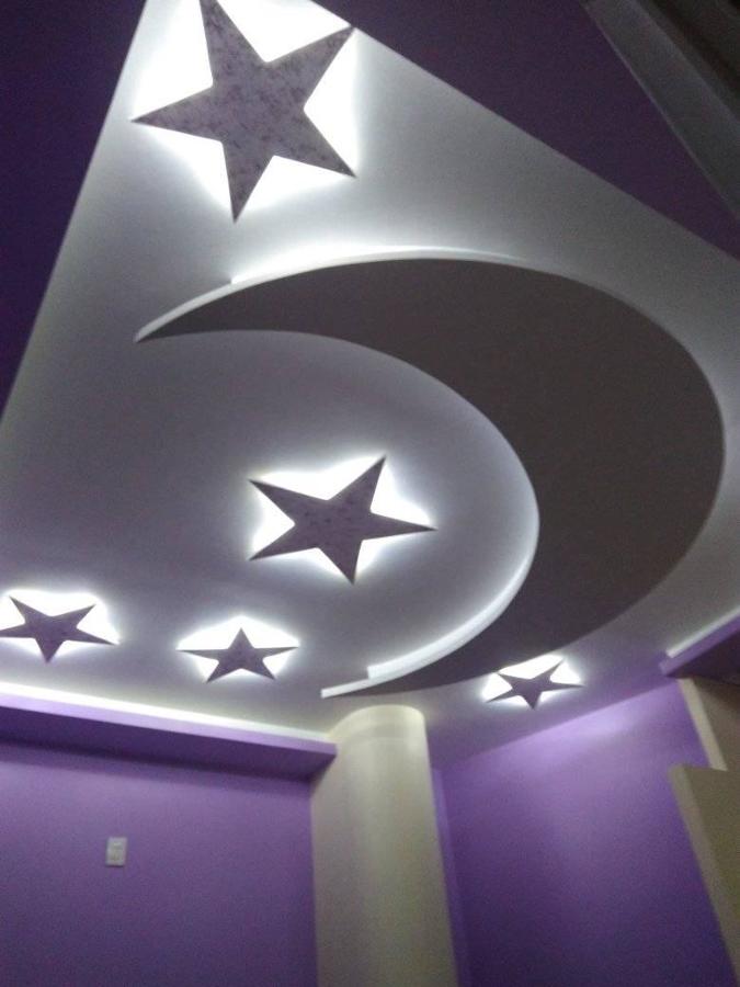 figura sobre diseño luz indirecta