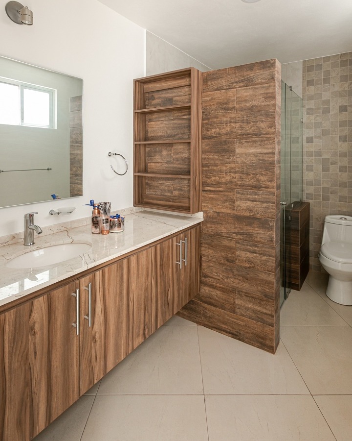 Baño moderno con diseño funcional y materiales naturales