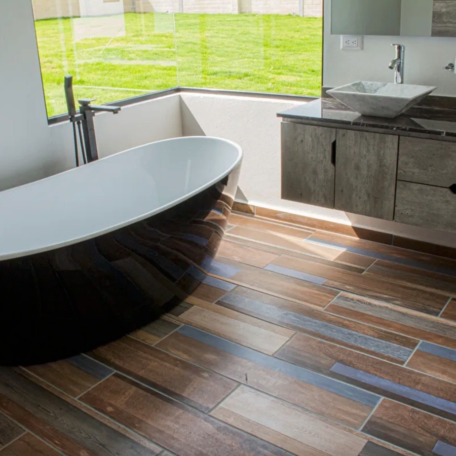 Baño moderno con vista y calidez material