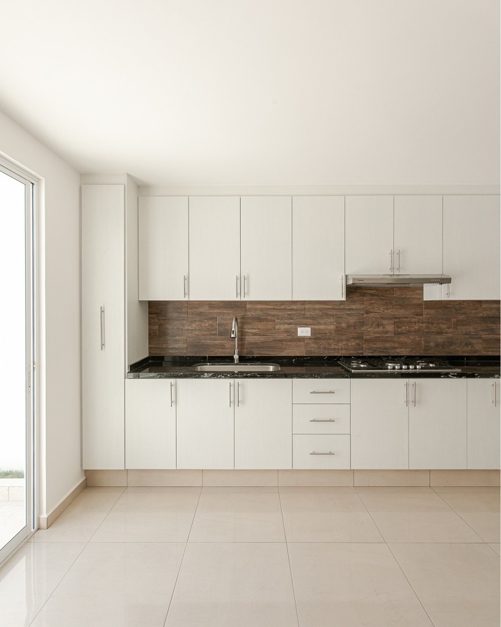 Cocina contemporánea con excelente iluminación natural