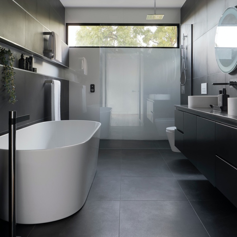 Baño moderno con diseño de alto contraste