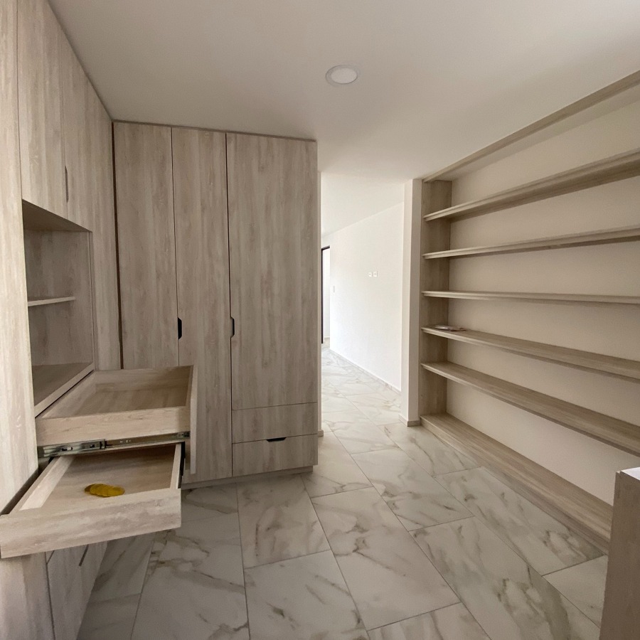Walk-in closet con estética contemporánea
