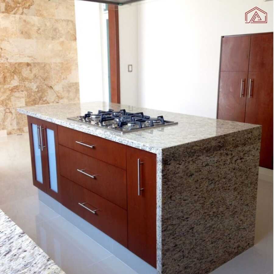 Cocina equipada con isla y gran superficie de trabajo