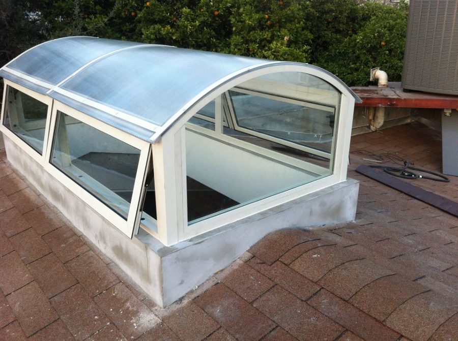 Domo de policarbonato con ventanas proyectables