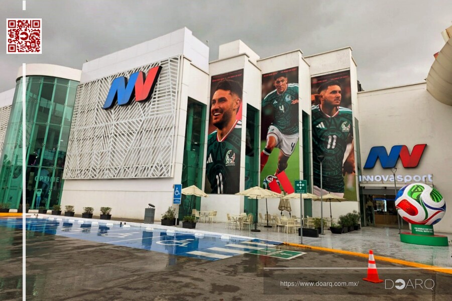 Fachada comercial con celosía y anuncios publicitarios