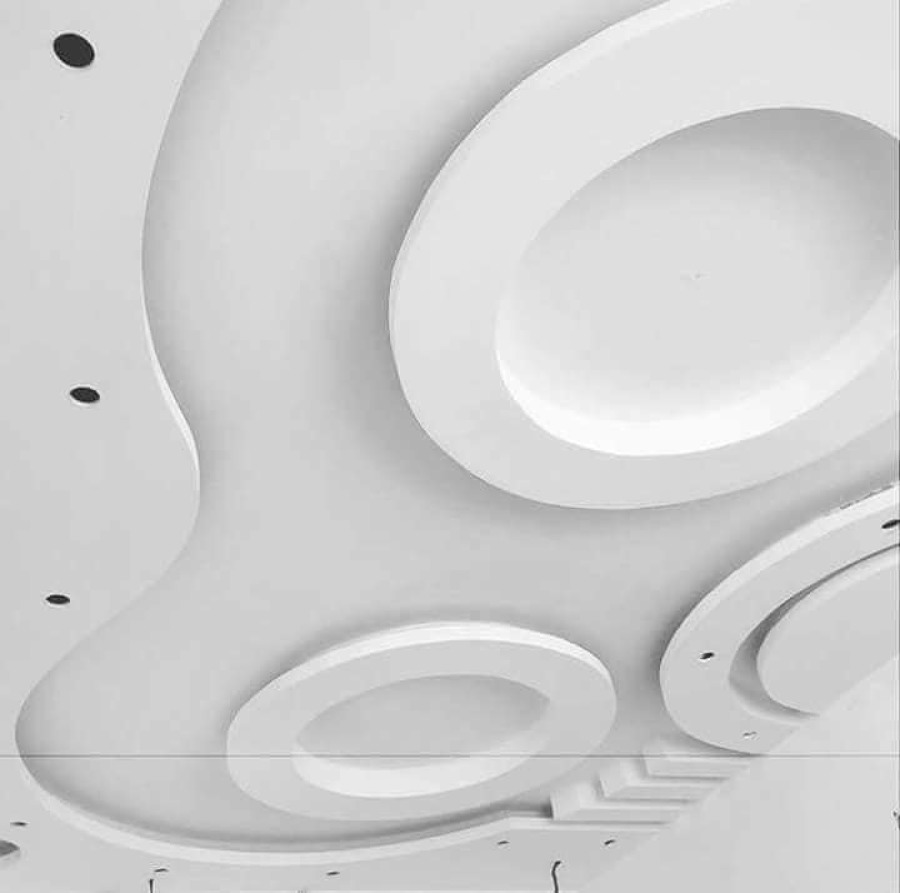 figura sobre diseño plafon y platabanda curva luz mixta